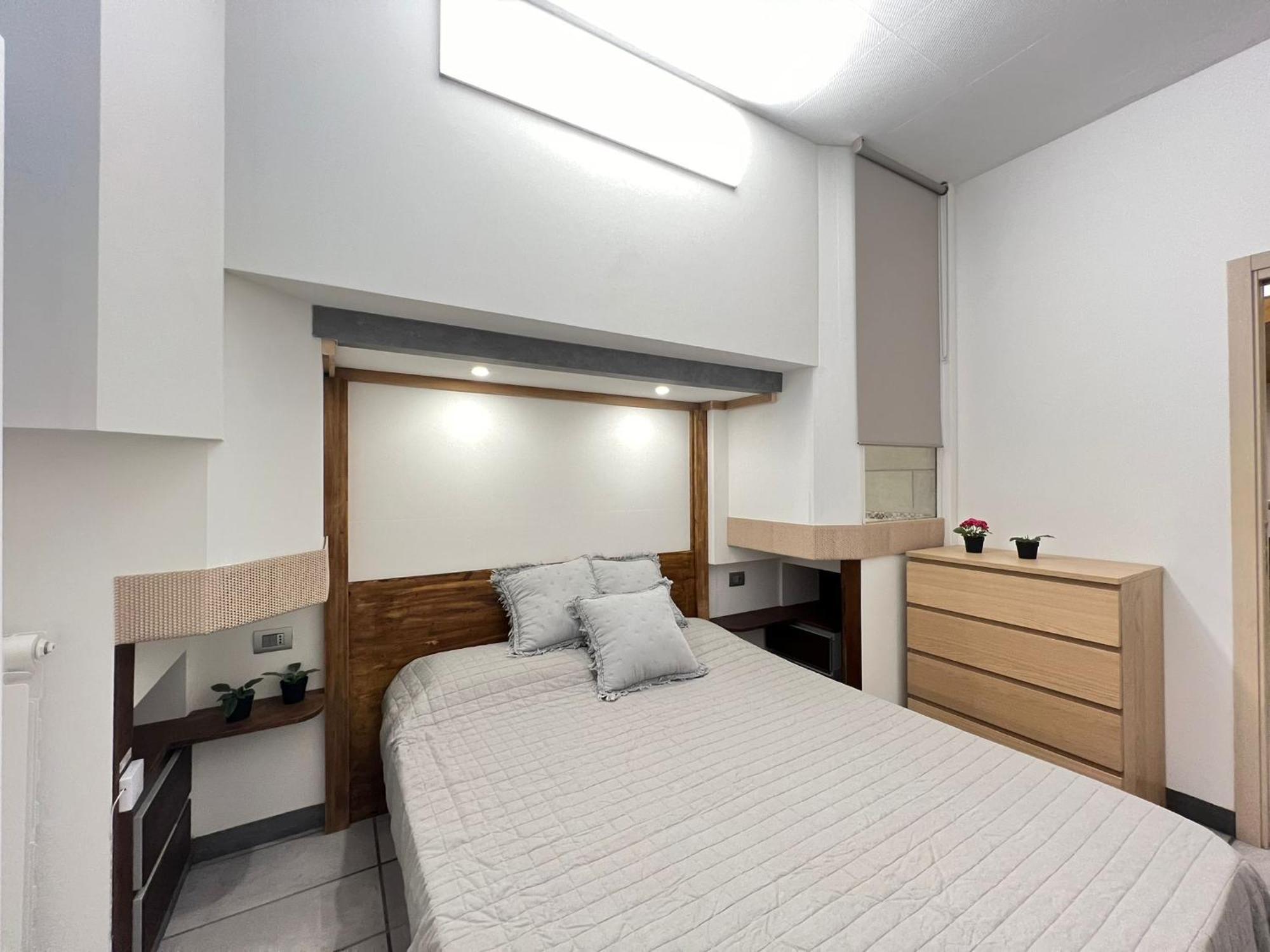 "R&P Apartment", Short Term Stay, Elegant Design, Bisceglie Metro Station, Easy For San Siro And Fiera Milano, Free Parking Luaran gambar